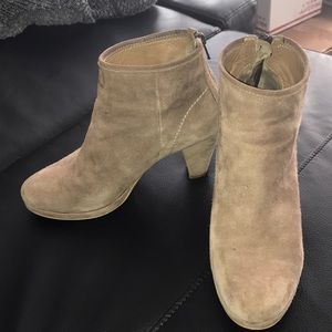 Suede short taupe booties